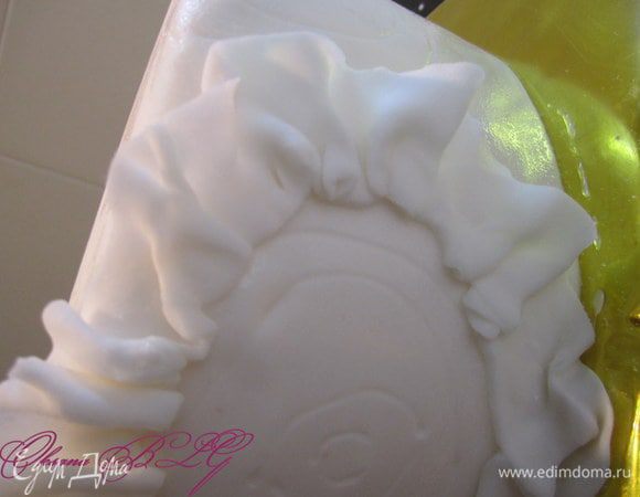 Прикрепить рюши,начиная от края рисунка к срединке.