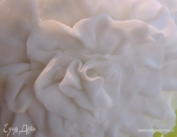 Вот такой получается цветочек из рюшек.