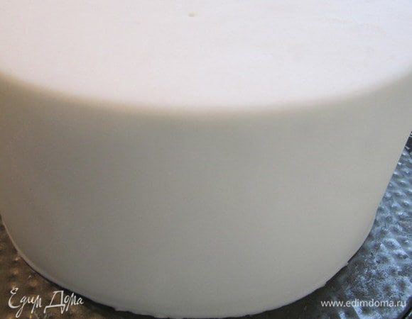 Для второго яруса тортик нужно просто покрыть масляным кремом и мастикой.