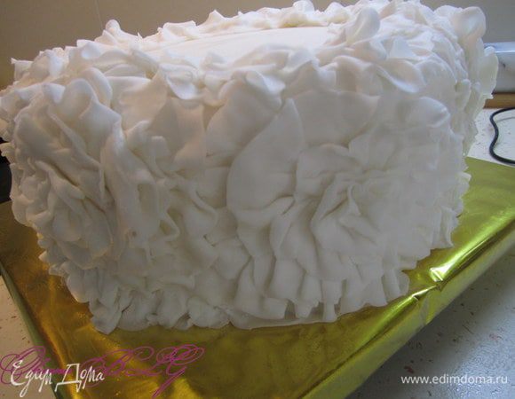 Первый ярус должен быть полностью покрыт рюшами.