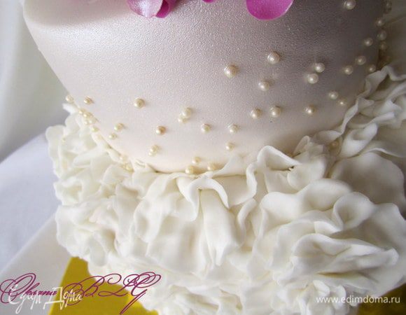 Второй ярус можно украсить кандурином и бусинками.