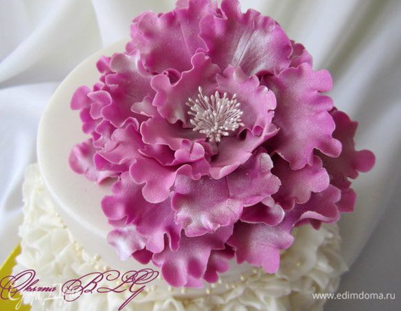 На верхушка закрепить цветок.