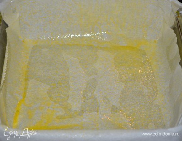 Разогреть духовку на 180 гр.
Подготовим квадратную форму. Выложим пергамент, смажем слив. маслом.