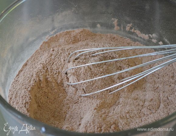 Смешаем в большой емкости муку, сахар, какао, соль и пищев. соду.