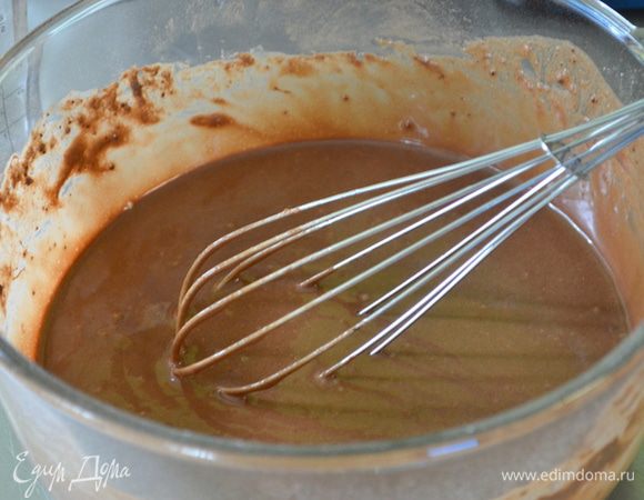 Добавим  растительное масло,ванилин и 1 1/4 стак. воды. Перемешаем, затем добавим шоколадные капли.