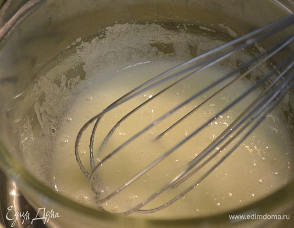 Подготовим крем.
На водяной бане в емкости перемешаем белки с сахаром. Дадим сахару раствориться примерно 3-4 мин.