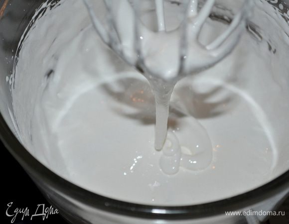Затем снимем нашу емкость с водяной бани и взбиваем  на высокой скорости  примерно 5-6 мин. Затем добавляем ванилин и арахисовое масло.