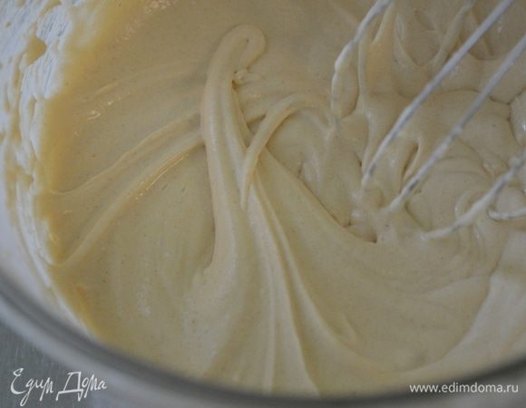 Вращая миксер добавляем кусочки слив.масла порционно. Посолим.