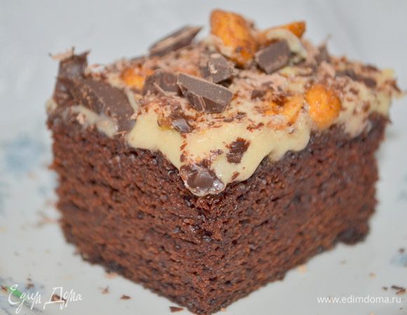 Массу выкладываем на поверхность кекса холодного. Затем выкладываем кусочки шоколада и арахис подсушенный. Разрезаем на порции и подаем к столу. Приятного чаепития.
Я перед подачей  ставила кекс в холодильник.