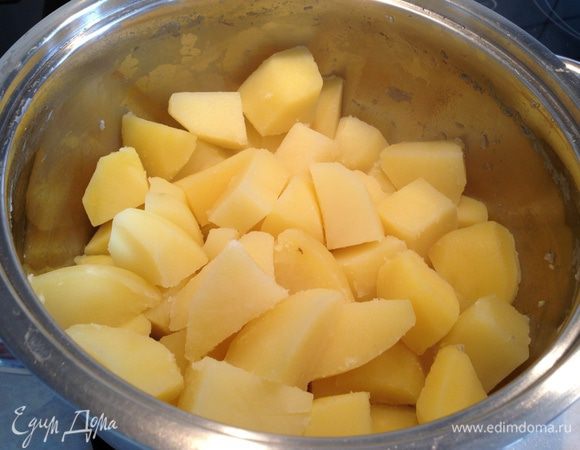 Картофель почистить и отварить до готовности. Слить воду и немного подсушить, поставив обратно на плиту ...