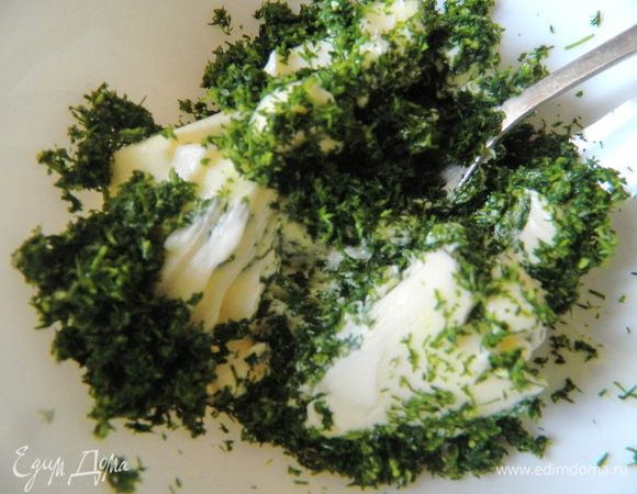 Укроп и чеснок измельчаем в блендере.
Добавляем в масло комнатной температуры, присаливаем и выжимаем из лимона немного лимонного сока. Всё это теперь перемешиваем.
