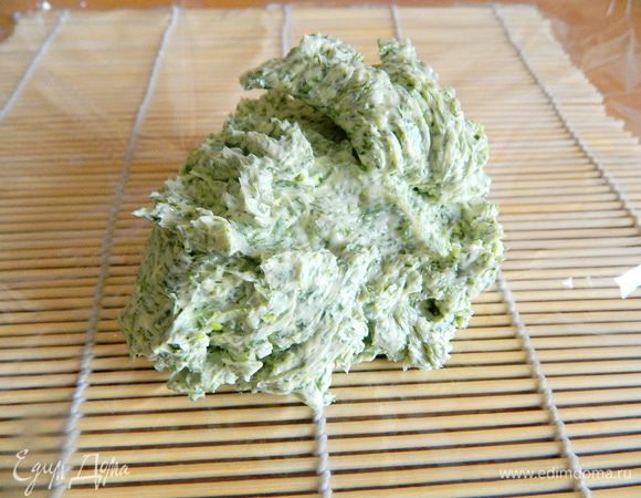 Выкладываем получившуюся массу на застеленную плёнкой циновку для роллов.