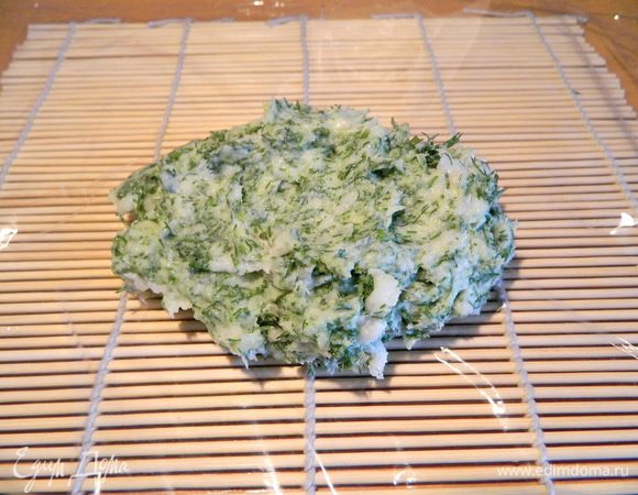 Сало без кожуры, чеснок  и укроп перемалываем в мясорубке (я перемолол 2 раза).
Выкладываем получившуюся массу на застеленную плёнкой циновку для роллов.
