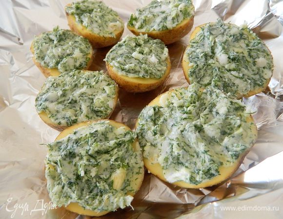 Простой вариант приготовления картофеля:  моем тщательно картофель, разрезаем на две части и смазываем маслом, укладываем на фольгу и запечатываем. И отправляем в разогретую до 180 градусов духовку на 45-50 минут.  За 10 минут до готовности раскрываем фольгу, чтобы картошка зарумянилась.