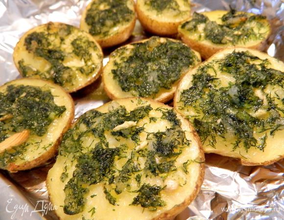 Картошечка приобретает пикантный вкус и аромат, а внутри очень мягкая и нежная.