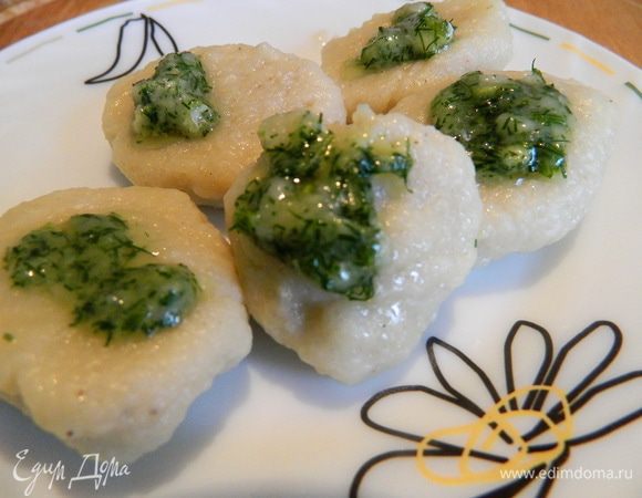 Очень вкусными оказались картофельные клецки, приправленные укропно-чесночным салом. Готовил их по рецепту Оксаны (Сенечки) http://www.edimdoma.ru/retsepty/51970-kartofelnye-kletski