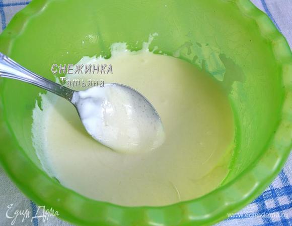 В миске смешиваем сметану, сахар, ванилин, растительное масло.