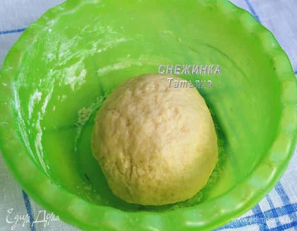 Затем всыпаем крахмал, перемешиваем. Добавляем соду и муку, вымешиваем руками тесто. Оно мягкое, упругое, но не липкое.