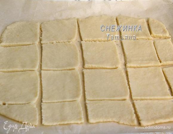 Раскатываем тесто прямо на бумаге для выпечки в пласт, высотой 2-3 мм., чем тоньше, тем хрустящее будет)) Переносим на противень. Нарезаем печенье, если сделать это фигурным ножом, будет красивее.