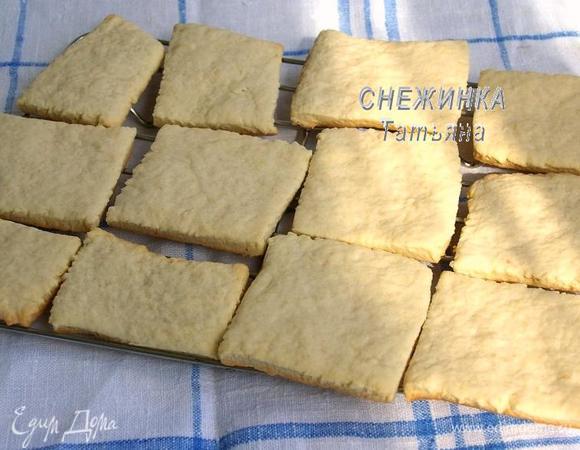 Выпекаем в предварительно разогретой до 180С духовке 15-20 минут. Смотрите за ним, возможно, Вам понадобится меньше времени, печенье должно зарумяниться. Даём печенью остыть на решётке. Всё это происходит мгновенно. 