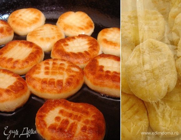 Гарниром к этому блюду может быть рис или обжаренные ломтики картофеля, но я очень советую подрумянить картофельные ньокки. Я готовлю их заранее  и замораживаю, как пельмени. Это быстрый и вкусный гарнир. Итак, пока густеет соус, можно обжарить ньокки. Большую сковороду прогреть на большом огне, выложить масло и тут же высыпать ньокки и подрумянить их. Я их не переворачиваю, а подкидываю на сковороде.