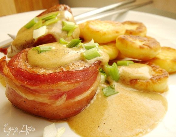 Мясо освободить от ниток-зубочисток, выложить его на тарелку вместе с ньокки. Полить блюдо соусом и присыпать оставшимся зелёным луком. Приятного аппетита!