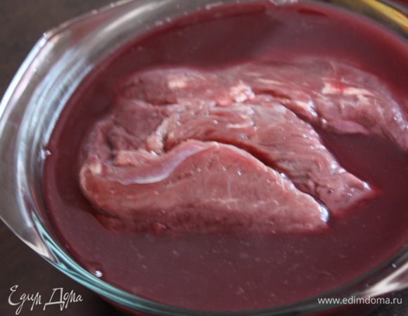 Мясо залейте вином и оставьте мариноваться на 6-8 часов,
а лучше на ночь.