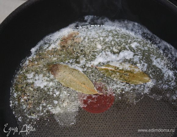 Готовим начинку. Растопим две столовых ложки сл. масла, добавим лавровый лист, тимьян, соль, перец, перемешайте и вылейте в какую-нибудь емкость.