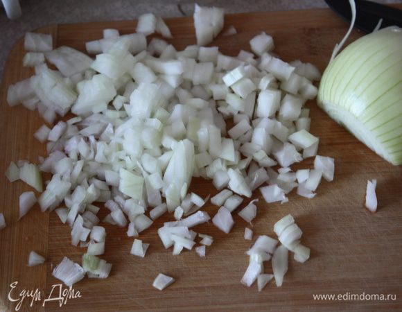 Лук нарежьте кубиками, спассеруйте на части масла