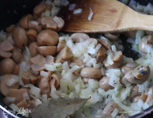 Добавьте порезанные грибы, пряную масляную смесь и прогревайте 10 минут.
