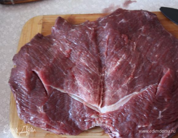 Мясо выньте из вина, надрежьте по центру и разверните как книжку. Необходимо отбить мясо, я делаю это через пищевую пленку, просто кладу в несколько раз сложенный кусок пленки на мясо и отбиваю молоточком.