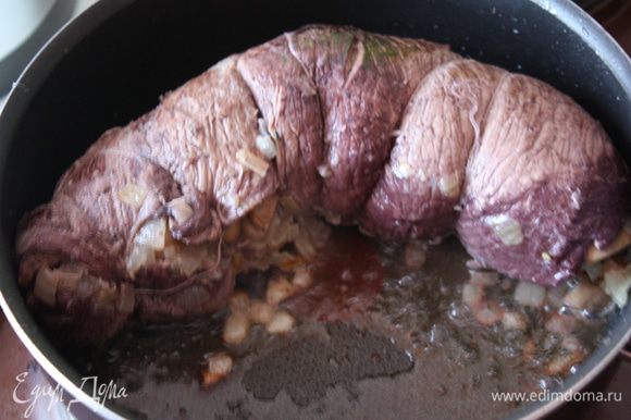 Мясо посолите, поперчите и обжарьте на оставшемся сливочном масле до золотистой корочки.