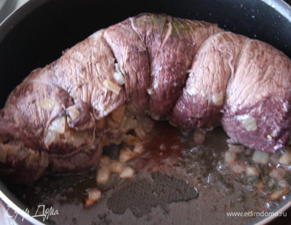 Мясо посолите, поперчите и обжарьте на оставшемся сливочном масле до золотистой корочки.
