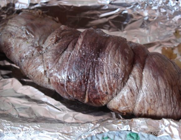 Духовку разогреваем до 180 градусов. Рулет перекладываем в форму, покрытую фольгой и отправляем на час в духовку, время от времени поливая оставшимся вином-маринадом.