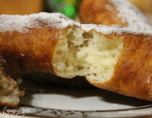 В сотейник наливаем растительное масло, примерно 3-5см в высоту и обжариваем наши пончики с двух сторон до золотистого цвета. Выкладывать на бумажные полотенца, чтобы убрать лишний жир!