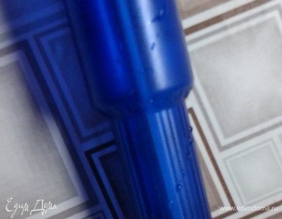 Нагреваем молоко в емкости (я делаю это в турке) на медленном огне и начинаем взбивать взбивателем или миксером. 
Но можно и довести до кипения молоко и потом его взбить. (В оригинальном рецепте капучино ванильного сахара нет, но  и с ним получается очень вкусно).  Я добавляю ванильный сахар в молоко перед тем как взбиваю.
Пузырьки  получаются мелкими.
Теперь нагреваем кружку (обдаем её кипятком и вытираем). Наливаем процеженный кофе и сахар (по вкусу) на 3/4 чашки. Теперь выливаем молоко в кружку с кофе и ложкой выкладываем пену. 
Приятного аппетита!