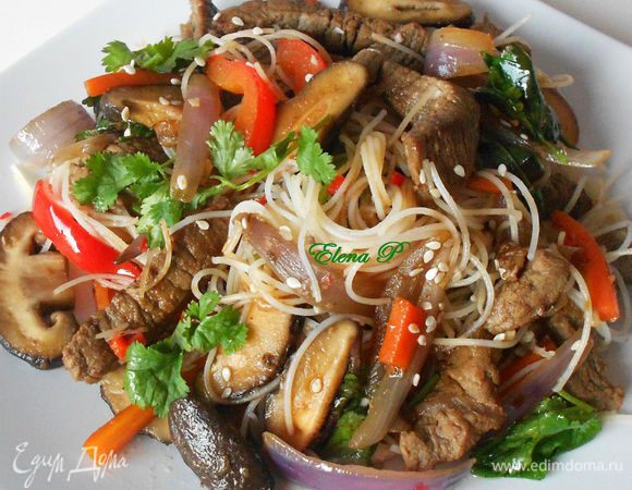 P.S. Нашла у себя фото ещё такого варианта: Залить кипятком и потом обсушить тонкую рисовую лапшу. 450г филе говядины тонко нарезать длинными полосками и обжарить на 1 ст. л. оливкового масла. Добавить туда красный лук 1шт,1 морковь и 1красный сладкий перец нарезанные полосками, потом грибы шитаке ломтиками(120г). Обжарить всё на среднем огне минуты 3-5. Добавить мелко нарезанные чеснок и красный чили (примерно половину стручка),1 ст.ложку пасты из лимонной травы (lemongrass). Заранее подготовленную  рисовую лапшу добавить к смеси и, осторожно перемешивая, жарить ещё пару минут. Полить кунжутным маслом, соевым соусом и добавить веточки свежей кинзы. Посыпать кунжутом. Вкусно так же с добавлением брокколи, китайской капусты.