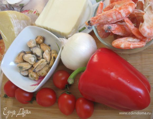 Подготовить необходимые для начинки ингредиенты. Креветки разморозить (мидиями я не воспользовалась). Лук очистить.