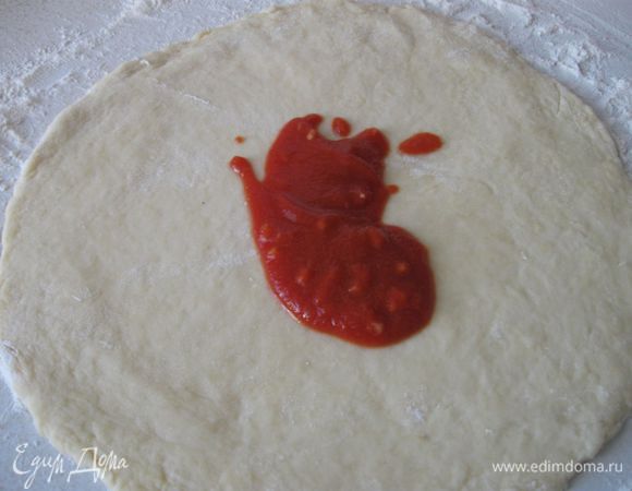 Тесто разделить на 2 части, раскатать каждую в форме круга. Обмазать пассерованными помидорами (кетчупом).