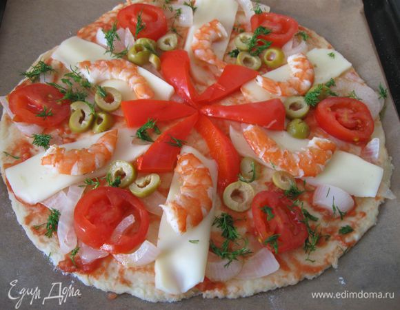 Сверху разложить лепестки моцареллы, в промежутки — колечки помидоров, оливки, лук, на сыр положить креветки. Расположить перец в любой произвольной форме, присыпать укропом.