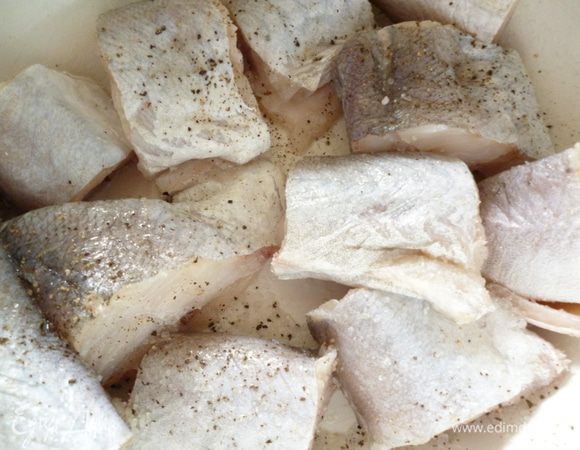 Рыбу почистить, помыть и нарезать кусочками средней величины, посолить, поперчить и сбрызнуть лимонным соком. Оставить для маринования.