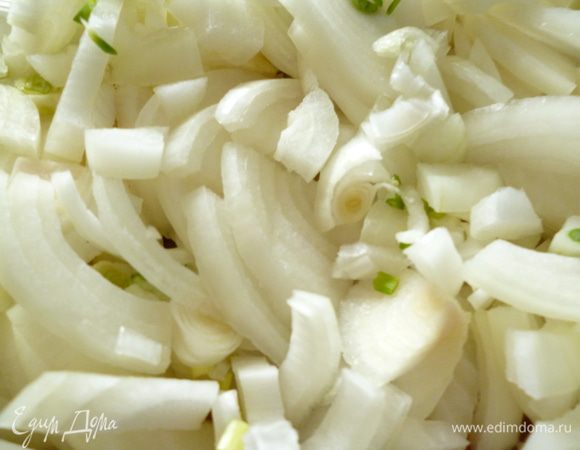 Репчатый лук разрезать на четыре части и нашинковать соломкой