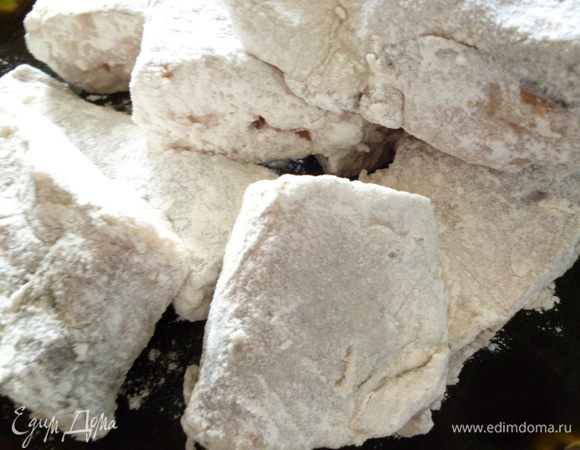 Каждый кусочек рыбы хорошо обвалять в муке и оставить на 2-3 минуты,чтобы мука лучше впиталась.