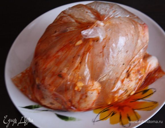 Намажем маринадом цыпленка и оставим мариноваться на 1 час.