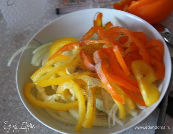 Нарежем лук полукольцами,перец тонкими ломтиками.Посолим и поперчим.