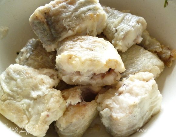 Нагреть сковородку с растительным маслом и быстро обжарить кусочки рыбы по 2-3 минуты с каждой стороны, чтобы панировка слегка зарумянилась. Выкладываем рыбу в отдельную посуду.