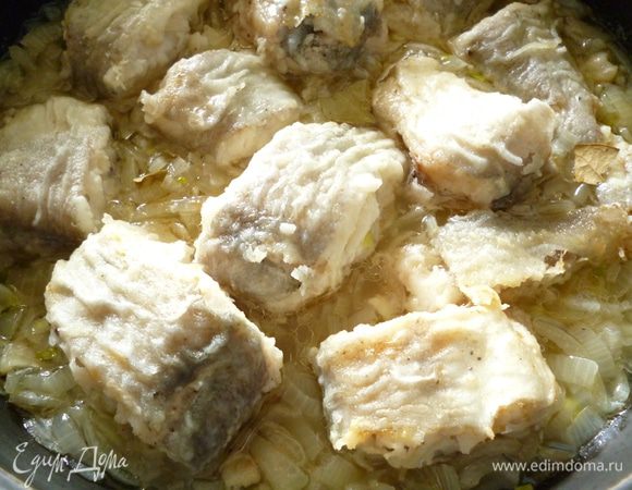 В сковородку, где жарилась рыба, выкладываем нашинкованный лук и обжариваем его до прозрачности, лук должен быть слегка твердоватым. Затем наливаем кипятка, чтобы вода полностью закрыла луковый слой, солим и перчим по вкусу. Выкладываем кусочки обжаренной рыбы, ложкой слегка поливаем их жидкостью с луком, добавляем несколько кусочков лаврового листа и тушим рыбу на небольшом огне 10 минут под крышкой, а затем 15-20 минут с приоткрытой крышкой. Соус должен загустеть,жидкость испариться примерно на 2/3. Все, рыба готова! Перед подачей посыпать зеленью, можно добавить также растертый с солью чеснок и смешанный с небольшим количеством растительного масла и кипяченой воды. Приятного вам аппетита!