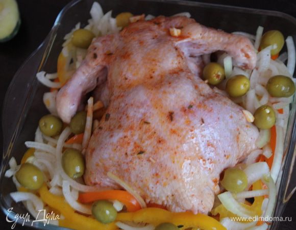 Натрем цыпленка солью,уложим в форму для запекания,вокруг разложим перец с луком,оливки, сверху польем маринадом и отправим в духовку на 40-45 минут при 180 градусах.