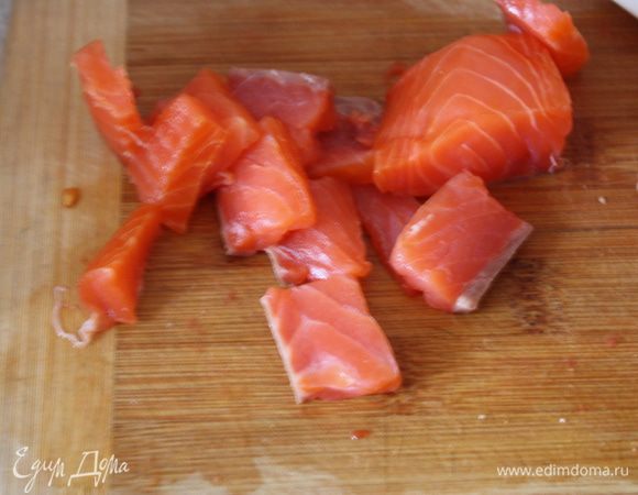 Семгу нарезать тонкими ломтиками. лук очистить и нарезать очень-очень мелко.