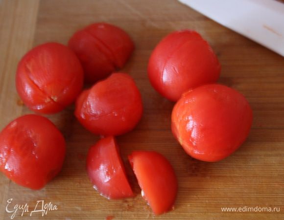 Помидоры опустить в кипящую воду, обдать холодной и снять кожицу. Разрезать пополам. 
